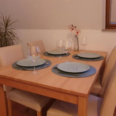 Zentrales Dachgeschoss-apartment Lägenhet